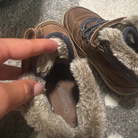 OshKosh kids boots . Size 7 & 8 Toddler - Picture 5 of 6